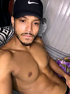 Snapshot of tomtresor chatting on 10/24/25, 06:54 tomtresor online show from 10/24/25, 06:54