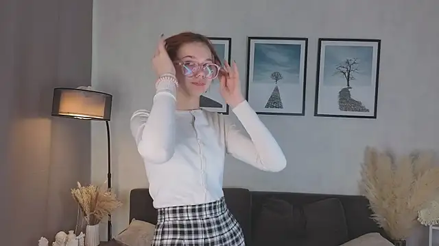 Snapshot of LinhFerrales chatting on 10/19/25, 10:05 LinhFerrales online show from 10/19/25, 10:05