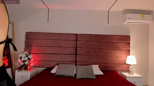 Snapshot of LittleVaale chatting on 12/19/25, 11:17 LittleVaale online show from 12/19/25, 11:17