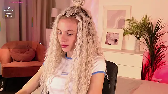 Snapshot of mia_silkk chatting on 01/15/26, 06:18 mia silkk online show from 01/15/26, 06:18