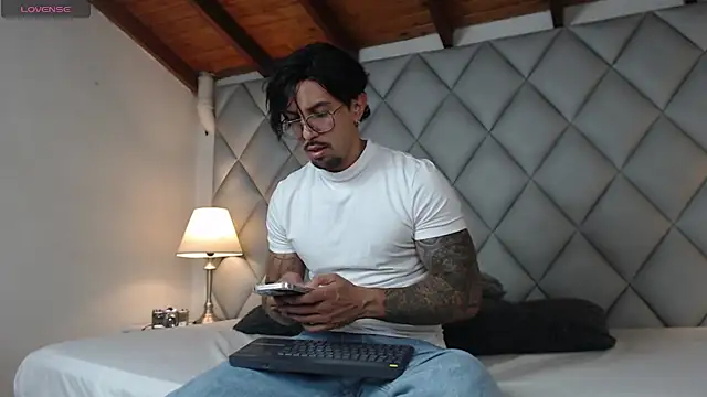 Liam Espinoza online show from 10/19/25, 07:47