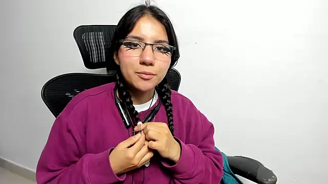 HollyPeach online show from 11/17/25, 07:52