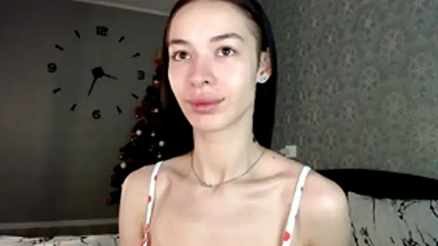 Snapshot of Daphne_Darkthorn chatting on 12/21/25, 02:30 Daphne Darkthorn online show from 12/21/25, 02:30