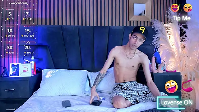 DerryAndIzzy online show from 12/17/25, 04:51