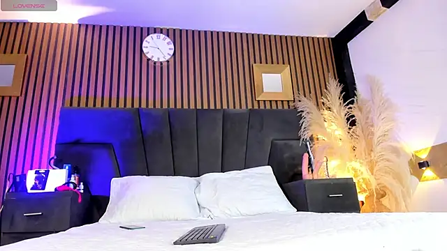 DerryAndIzzy online show from 12/19/25, 05:14