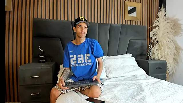 DerryAndIzzy online show from 01/15/26, 04:06