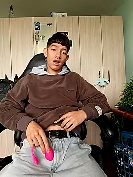Snapshot of heyy_noah11 chatting on 04/17/26, 01:36 heyy noah11 online show from 04/17/26, 01:36