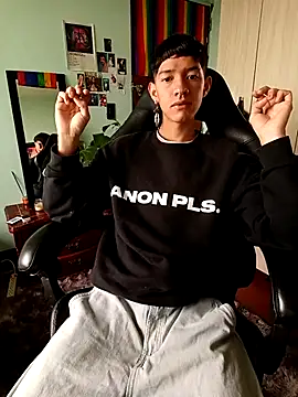 Snapshot of heyy_noah11 chatting on 04/27/26, 04:38 heyy noah11 online show from 04/27/26, 04:38