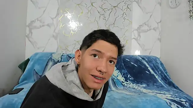 Snapshot of heyy_noah11 chatting on 06/08/26, 01:22 heyy noah11 online show from 06/08/26, 01:22