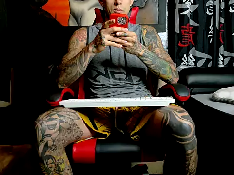 Snapshot of Molotov_Explosive chatting on 10/17/25, 12:01 Molotov Explosive online show from 10/17/25, 12:01