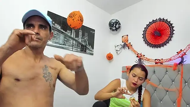 Snapshot of Sofi_And_Santy chatting on 11/02/25, 01:19 Sofi And Santy online show from 11/02/25, 01:19