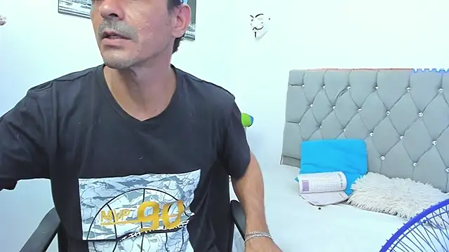 Snapshot of Sofi_And_Santy chatting on 11/23/25, 12:10 Sofi And Santy online show from 11/23/25, 12:10