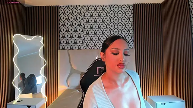 Snapshot of BEELLA_TAY1 chatting on 04/25/26, 01:52 BEELLA TAY1 online show from 04/25/26, 01:52
