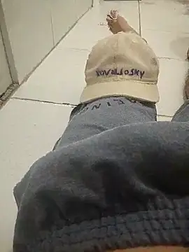 Guilhermekovaliosky online show from 12/17/25, 03:51