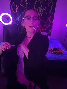 Snapshot of MiniMonroe chatting on 10/20/25, 08:37 MiniMonroe online show from 10/20/25, 08:37