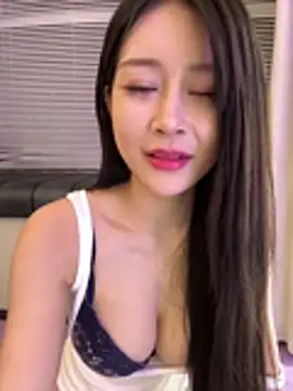 Snapshot of yiyi_3523 chatting on 07/06/26, 03:03 yiyi 3523 online show from 07/06/26, 03:03