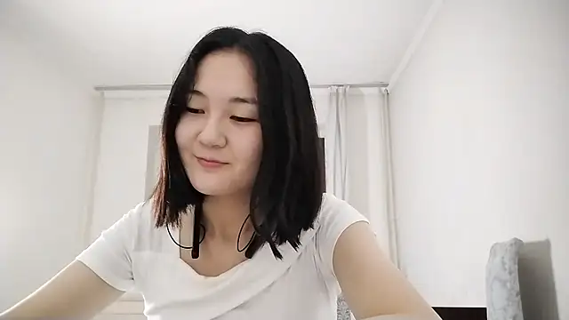 Snapshot of Lyndasilk chatting on 10/24/25, 02:02 Lyndasilk online show from 10/24/25, 02:02