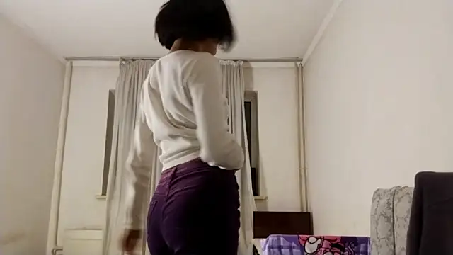 Snapshot of Lyndasilk chatting on 11/25/25, 03:34 Lyndasilk online show from 11/25/25, 03:34