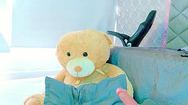 CARO ADAMS1 online show from 12/19/25, 04:25