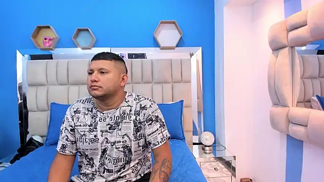 Snapshot of catalina_and_jhon chatting on 10/24/25, 12:23 catalina and jhon online show from 10/24/25, 12:23