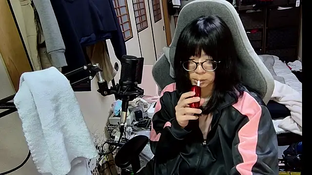 Snapshot of harinyanxxx chatting on 02/15/26, 06:59 harinyanxxx online show from 02/15/26, 06:59