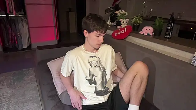 Jeremy1Scott online show from 12/03/25, 09:35