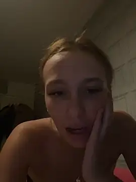 Snapshot of PoppyBabeMae chatting on 10/24/25, 07:32 PoppyBabeMae online show from 10/24/25, 07:32