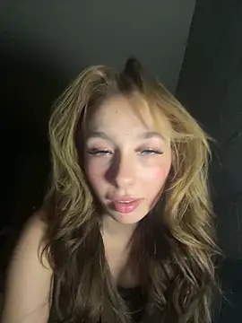 Snapshot of PoppyBabeMae chatting on 11/18/25, 10:03 PoppyBabeMae online show from 11/18/25, 10:03