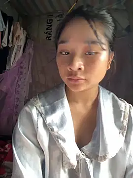 Linh-xxx online show from 10/13/25, 06:57
