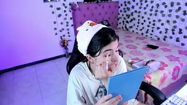 Snapshot of selina_lovers_ chatting on 12/03/25, 04:09 selina lovers online show from 12/03/25, 04:09