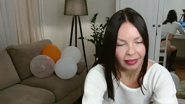 Snapshot of LittleNicolee chatting on 11/05/25, 08:09 LittleNicolee online show from 11/05/25, 08:09