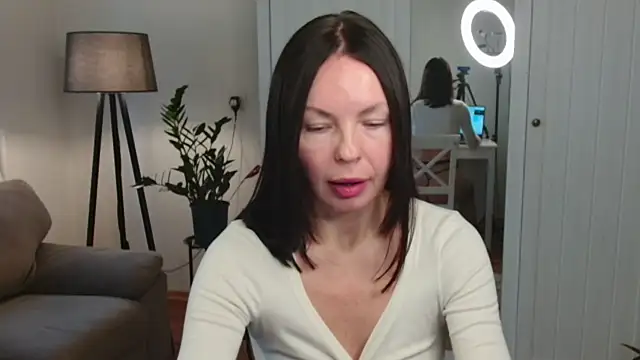 Snapshot of LittleNicolee chatting on 11/11/25, 12:05 LittleNicolee online show from 11/11/25, 12:05