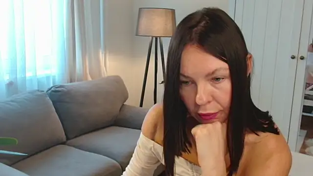 Snapshot of LittleNicolee chatting on 11/21/25, 10:36 LittleNicolee online show from 11/21/25, 10:36