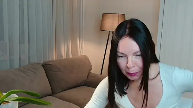 Snapshot of LittleNicolee chatting on 12/05/25, 06:37 LittleNicolee online show from 12/05/25, 06:37