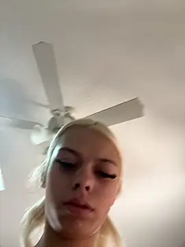 Snapshot of itspinkkk chatting on 10/15/25, 04:40 itspinkkk online show from 10/15/25, 04:40