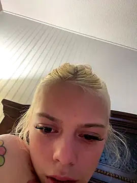 Snapshot of itspinkkk chatting on 10/18/25, 03:31 itspinkkk online show from 10/18/25, 03:31