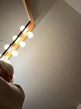 Snapshot of itspinkkk chatting on 10/23/25, 02:33 itspinkkk online show from 10/23/25, 02:33