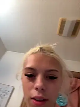 Snapshot of itspinkkk chatting on 10/26/25, 12:49 itspinkkk online show from 10/26/25, 12:49