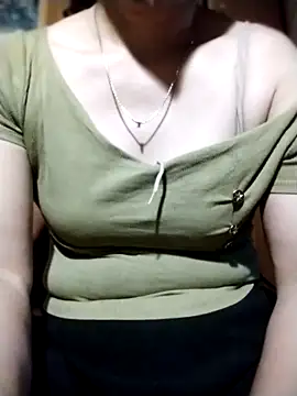 YiyinLy online show from 10/30/25, 08:42