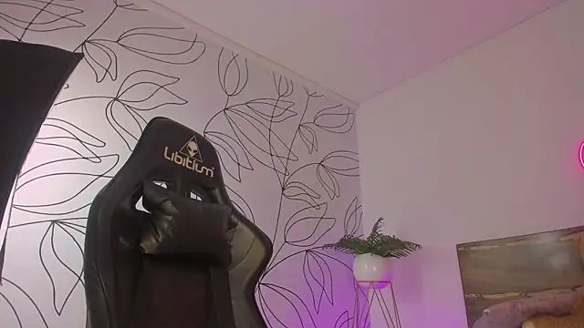 Snapshot of merida_06 chatting on 10/17/25, 02:15 merida 06 online show from 10/17/25, 02:15