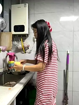 Nini-cn online show from 10/19/25, 10:21