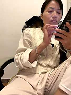 Nini-cn online show from 10/24/25, 12:56