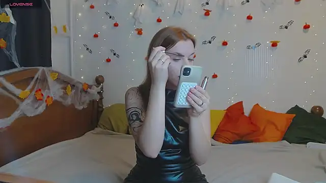 Snapshot of MeganNewCat chatting on 10/28/25, 09:35 MeganNewCat online show from 10/28/25, 09:35