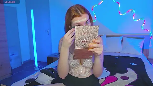 Snapshot of MeganNewCat chatting on 12/04/25, 07:17 MeganNewCat online show from 12/04/25, 07:17