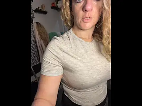 Snapshot of queenkelly1234 chatting on 11/23/25, 07:46 queenkelly1234 online show from 11/23/25, 07:46