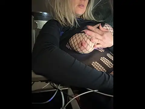 Snapshot of queenkelly1234 chatting on 11/29/25, 04:48 queenkelly1234 online show from 11/29/25, 04:48