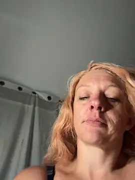 Snapshot of queenkelly1234 chatting on 07/05/26, 10:33 queenkelly1234 online show from 07/05/26, 10:33