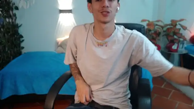 Snapshot of AmethystShadow17 chatting on 04/08/26, 08:53 AmethystShadow17 online show from 04/08/26, 08:53