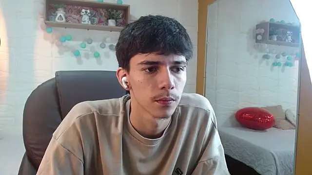 Snapshot of AmethystShadow17 chatting on 04/12/26, 03:44 AmethystShadow17 online show from 04/12/26, 03:44