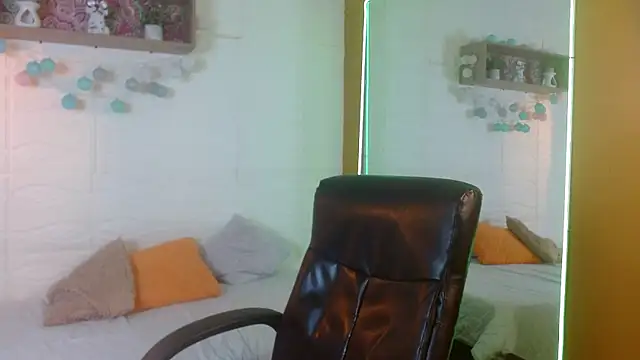 Snapshot of AmethystShadow17 chatting on 04/19/26, 03:44 AmethystShadow17 online show from 04/19/26, 03:44